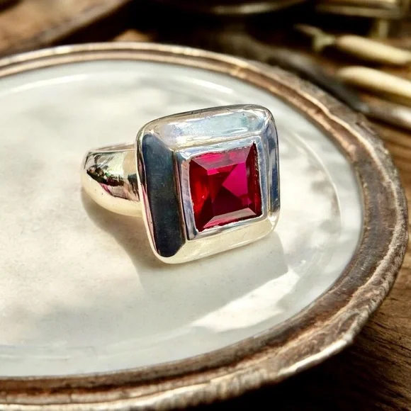 Vintage Signed Ruby Sterling Silver Ring (6.5/9g) - Picture 8 of 15